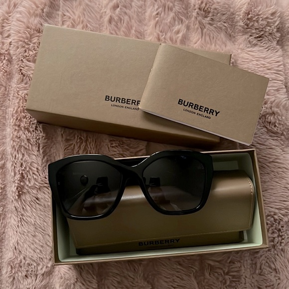 Burberry sunglasses - Picture 1 of 5